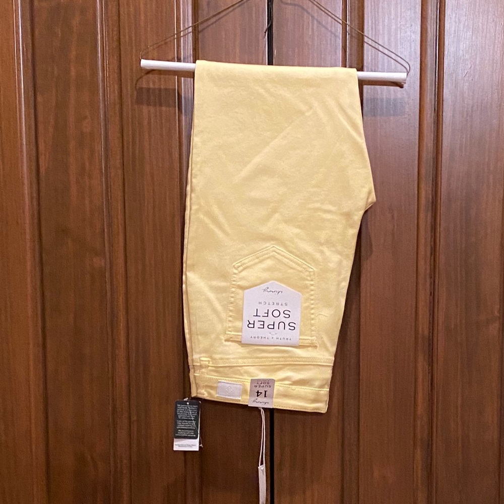 Yellow skinny jeans